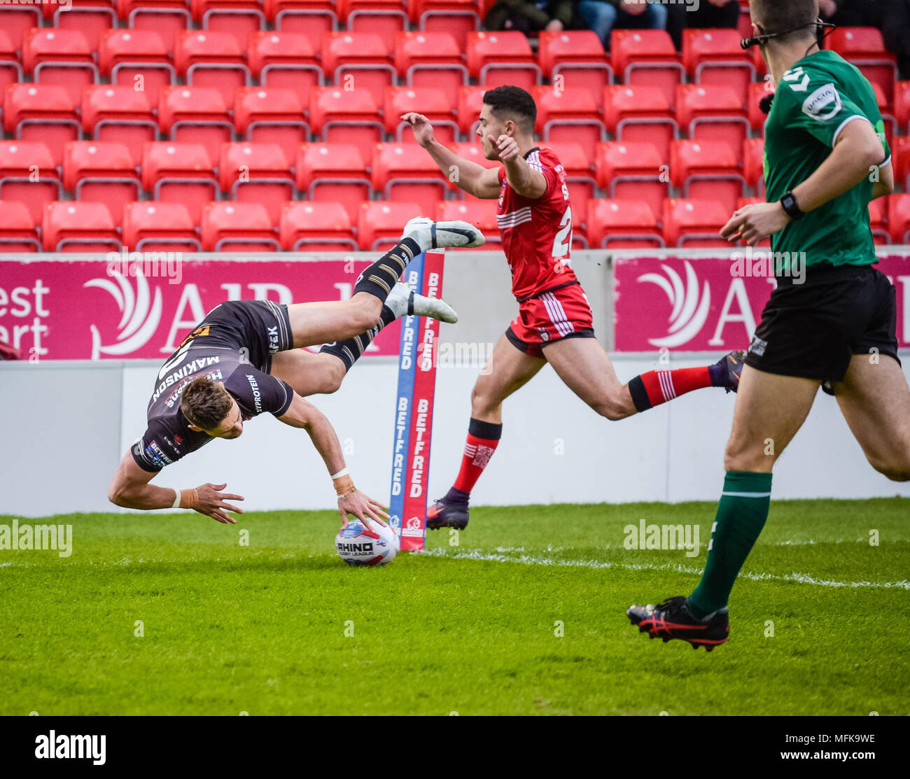 Manchester, Regno Unito. Il 26 aprile 2018 , AJ Bell Stadium, Manchester, Inghilterra; Betfred Super League Rugby, Round 13, Salford Red Devils v St Helens ; Tom Makinson di St Helens passa per una prova a credito: News immagini /Alamy Live News Foto Stock