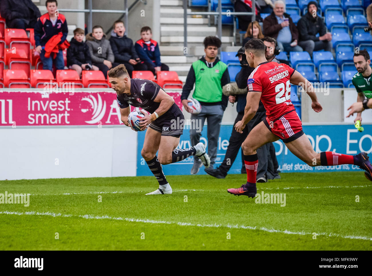 Manchester, Regno Unito. Il 26 aprile 2018 , AJ Bell Stadium, Manchester, Inghilterra; Betfred Super League Rugby, Round 13, Salford Red Devils v St Helens ; Tom Makinson di St Helens passa per una prova a credito: News immagini /Alamy Live News Foto Stock