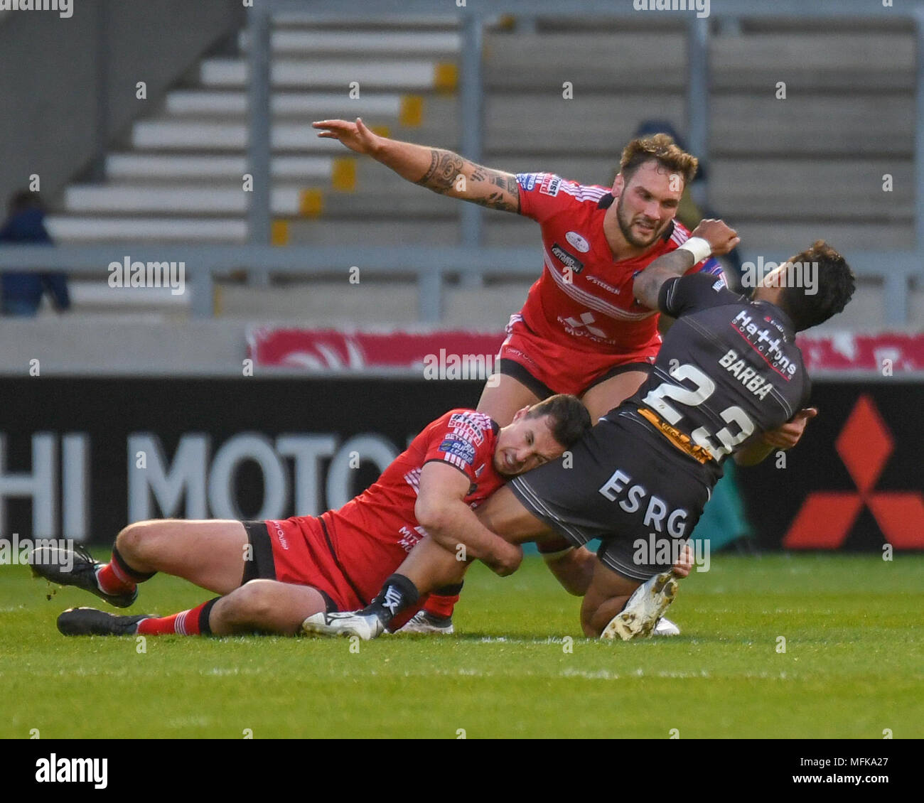 Manchester, Regno Unito. Il 26 aprile 2018 , AJ Bell Stadium, Manchester, Inghilterra; Betfred Super League Rugby, Round 13, Salford Red Devils v St Helens ; Jack Littlejohn di Salford Red Devils e George Griffin di Salford Red Devils affrontare ben Barba di St Helens Credito: News immagini /Alamy Live News Foto Stock