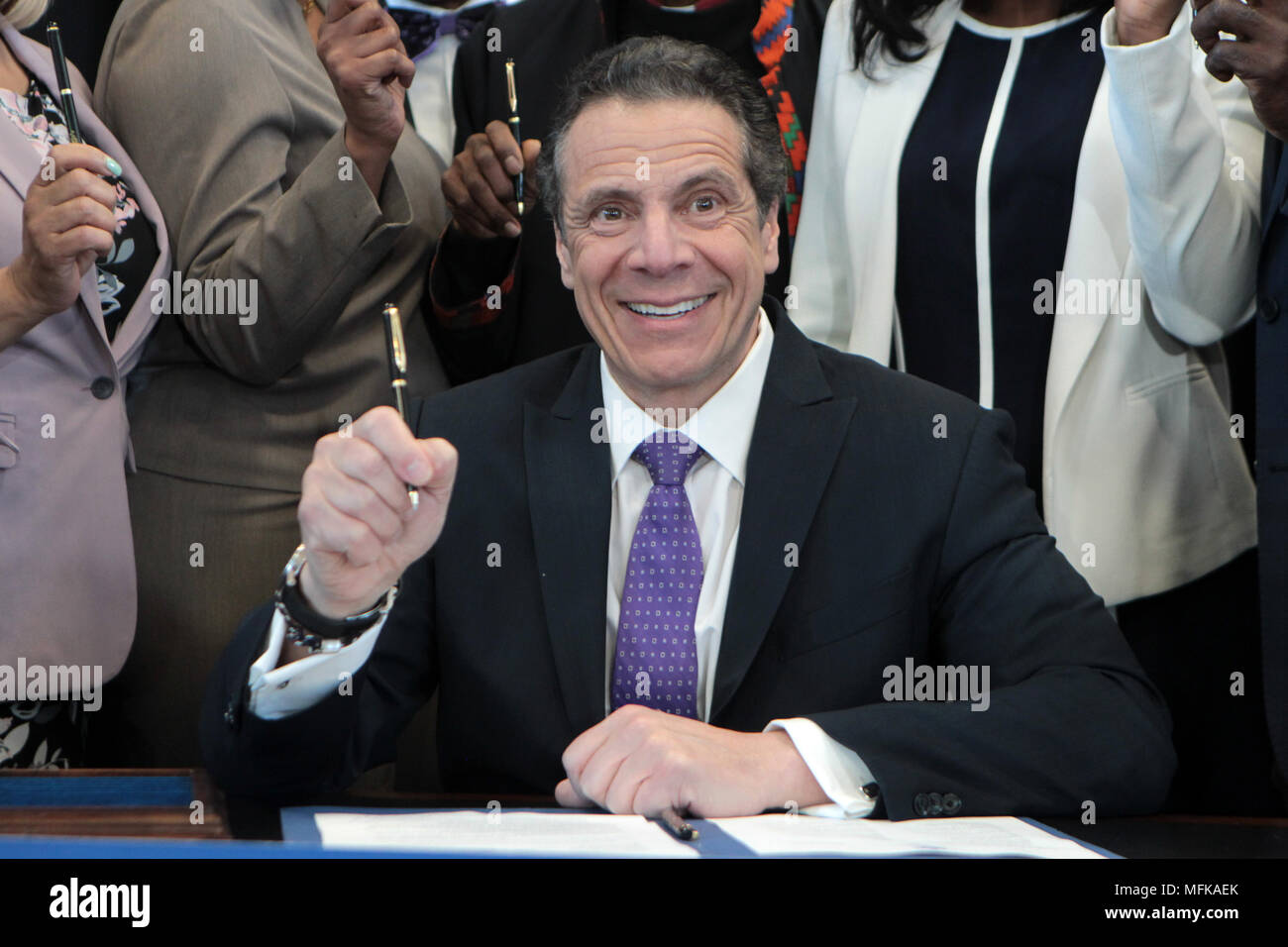 26 aprile- New York, New York: New York Stato governatore Andrew Cuomo e altri uomini politici, come ad esempio New York City Public Advocate Leticia James, Nuova città membro del Consiglio Robert Cornegy e lo stato di New York Assemblymember Walter Mosley annuncia il lancio della fase 2 del 1,4 miliardi di vitale iniziativa di Brooklyn che avanza critiche spazi ricreativi, cibo sano, istruzione, empowerment economico, la prevenzione della violenza, sanitario e residency inizia sulla base di un solido basato sulla comunità degli sforzi di pianificazione presso il Bedford-Stuyvesant YMCA il 26 aprile 2018 a Brooklyn, New York. Credito foto Foto Stock