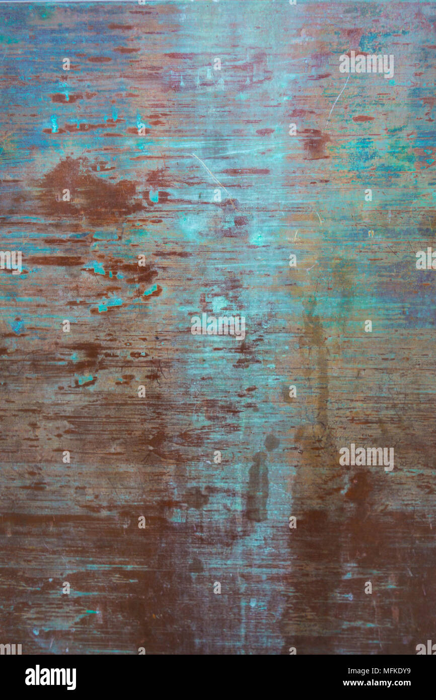 Striature di ruggine su un metallo di colore verdastro superficie creano un interessante pattern colorati Foto Stock