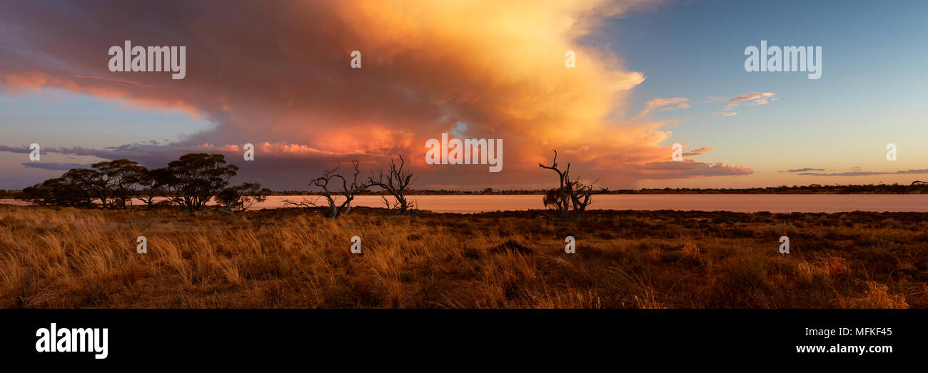 Asciugare temporale attraversa il lago Crosbie, North Western Victoria. Foto Stock