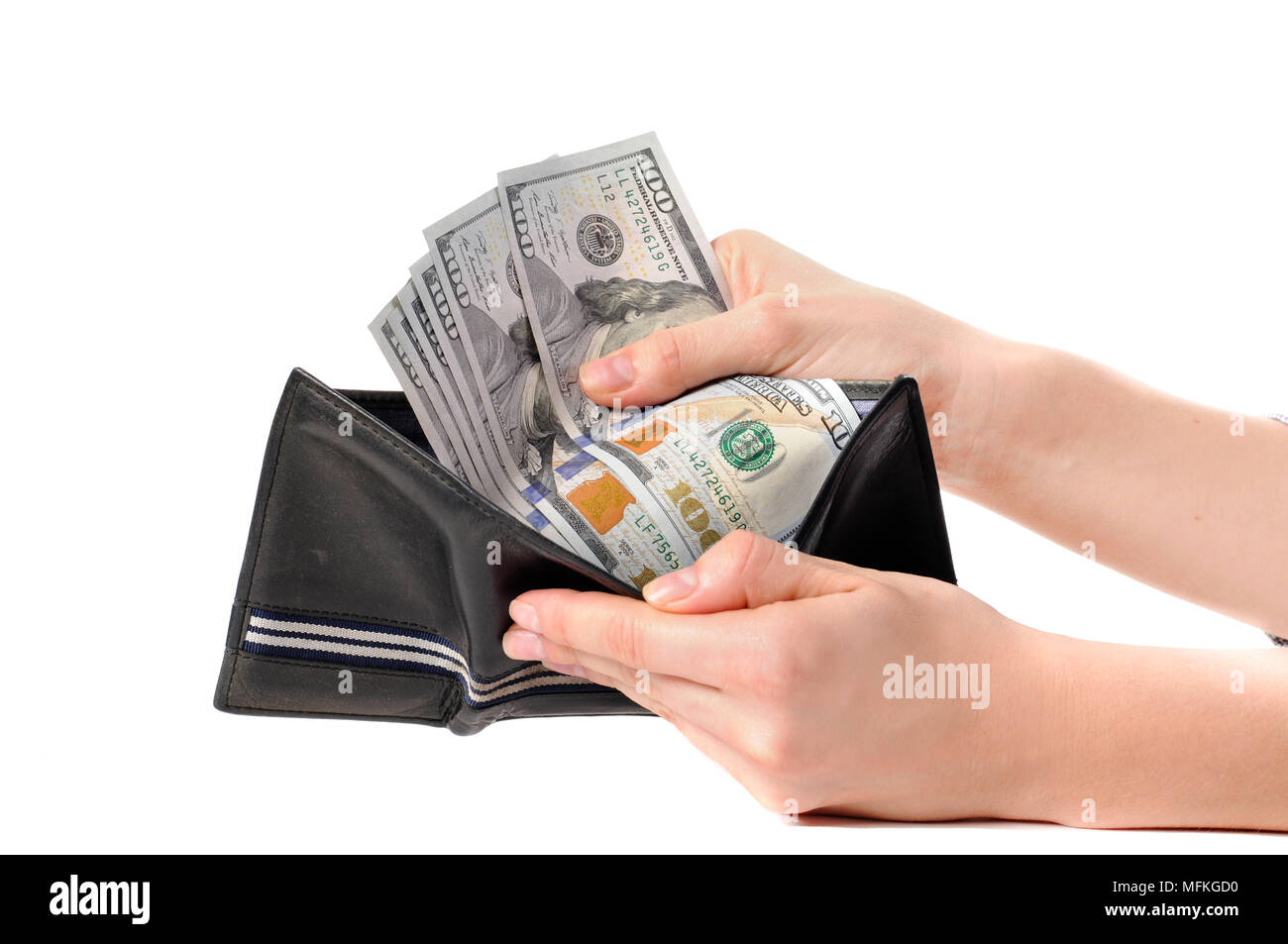 Mani tenendo fuori i soldi dal portafoglio. Portafoglio completo di dollari  americani Foto stock - Alamy