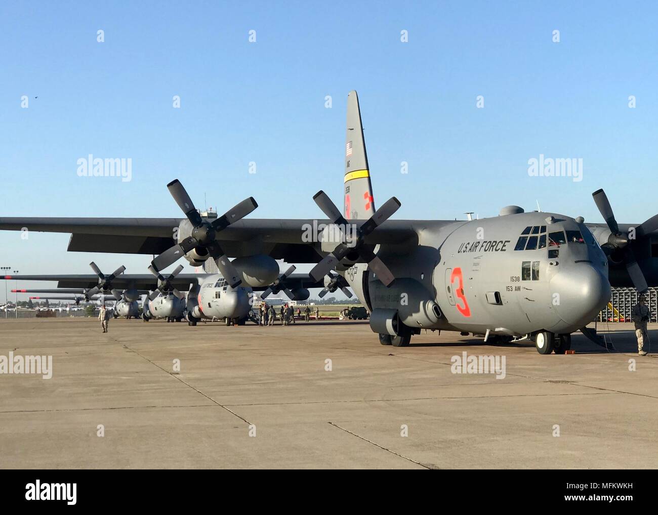 Una linea di Modular Airborne sistema antincendio attrezzate C-130s pronti per il decollo durante una ricertificazione annuale e la formazione a McClellan Base di ricarica a Sacramento, California, Apr 24, 2018. (US Air Force foto di Preston Schlachter) Foto Stock