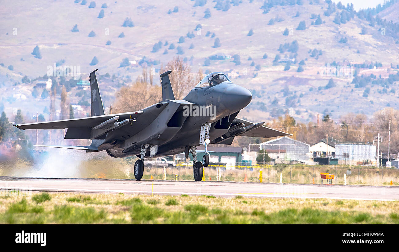 Un U.S. Air Force F-15 Eagle, assegnato all'173rd Fighter Wing, teste fuori per un campo nelle vicinanze dello spazio per condurre l'addestramento di volo, 25 aprile, da Kingsley Campo in Klamath Falls, Oregon. Il 173rd FW è la suola F-15C training di base per gli Stati Uniti Air Force, producendo alcuni dei mondi migliori aria-aria pilota di combattimento. (U.S. Air National Guard Photo by, Tech. Sgt. Jason van Mourik) Foto Stock