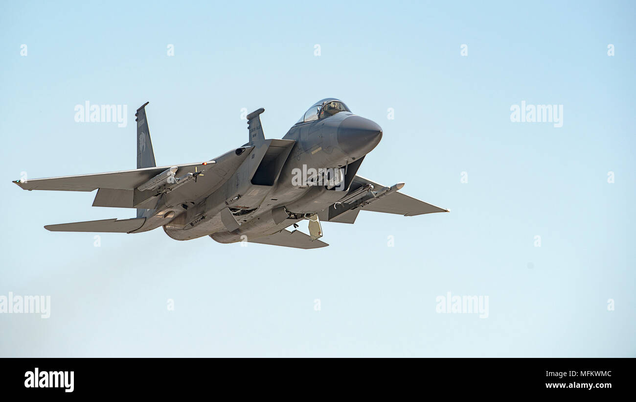 Un U.S. Air Force F-15 Eagle, assegnato all'173rd Fighter Wing, teste fuori per un campo nelle vicinanze dello spazio per condurre l'addestramento di volo, 25 aprile, da Kingsley Campo in Klamath Falls, Oregon. Il 173rd FW è la suola F-15C training di base per gli Stati Uniti Air Force, producendo alcuni dei mondi migliori aria-aria pilota di combattimento. (U.S. Air National Guard Photo by, Tech. Sgt. Jason van Mourik) Foto Stock