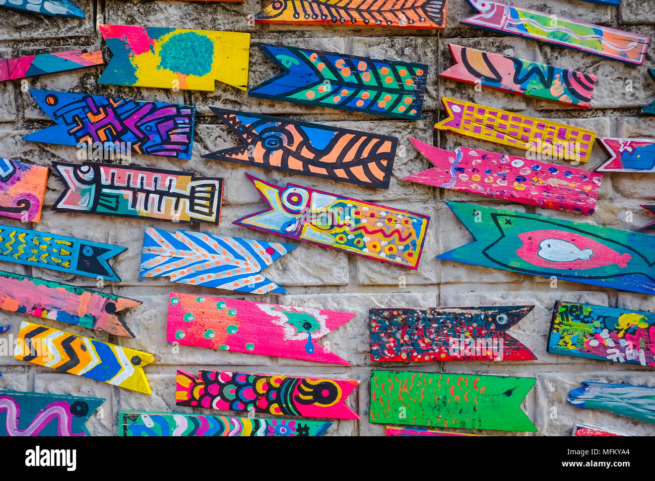 L'arte al muro dipinto con pesci di legno nella cultura Gamcheon Village, Busan Corea del Sud. Foto Stock