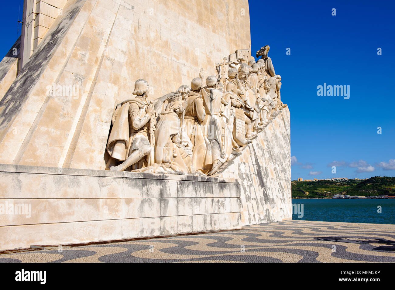 Il portoghese Monumento delle Scoperte, Lisbona, Portogallo. Il monumento celebra il portoghese Età delle Scoperte nel XV e XVI secolo. Foto Stock