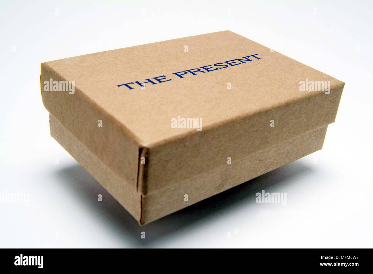Cartoncino marrone lidded scatola con le parole " PRESENTE " stampato sul  coperchio. Nessun altro segna la casella fornire un indizio di ciò che la  scatola misteriosa sconosciuto Foto stock - Alamy