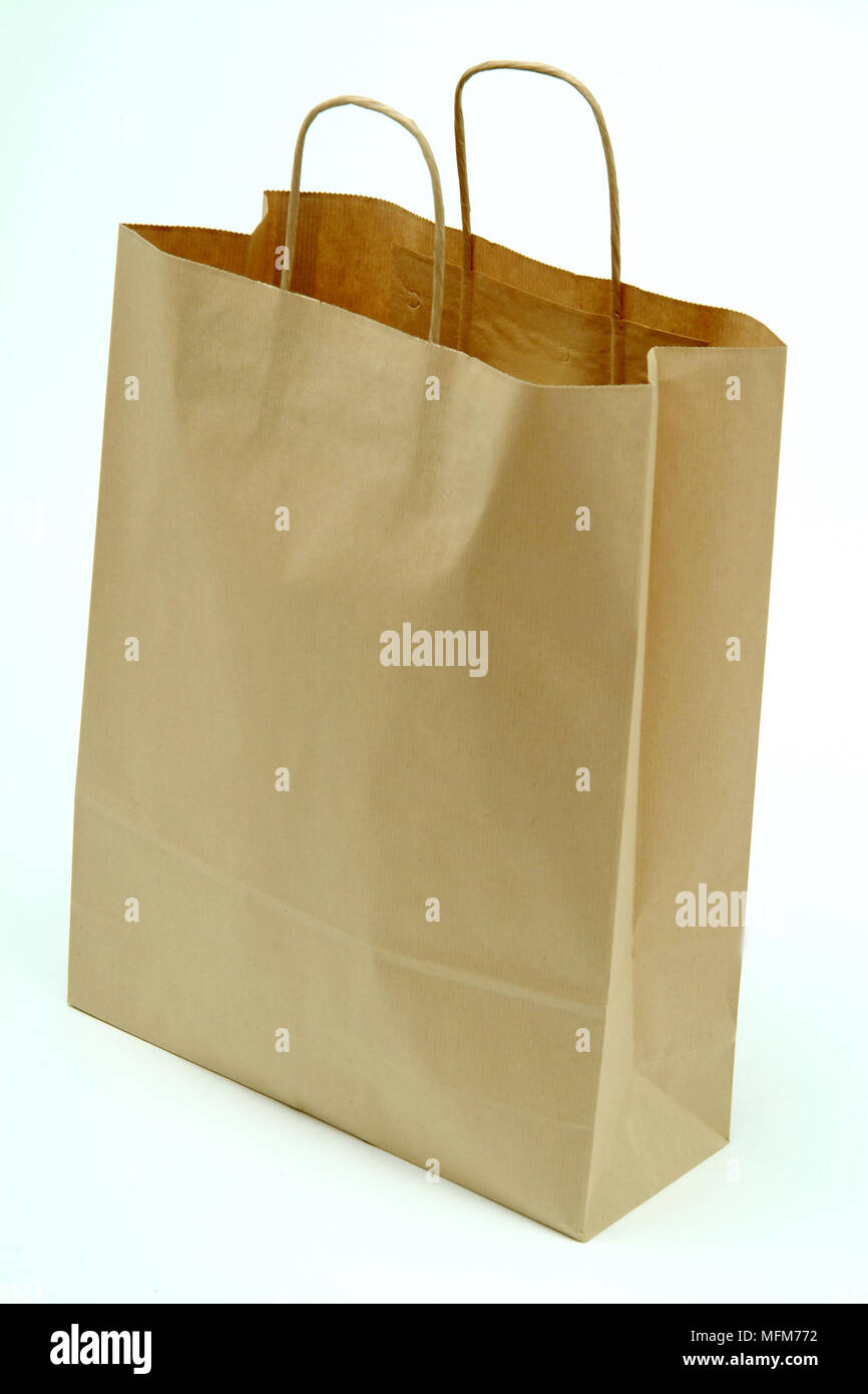 Un forte pianura carta marrone borsa di trasporto con maniglie di corda. Questo tipo di sacchetto è ecocompatibile realizzati con materiali riciclati. Bandphoto Foto Stock