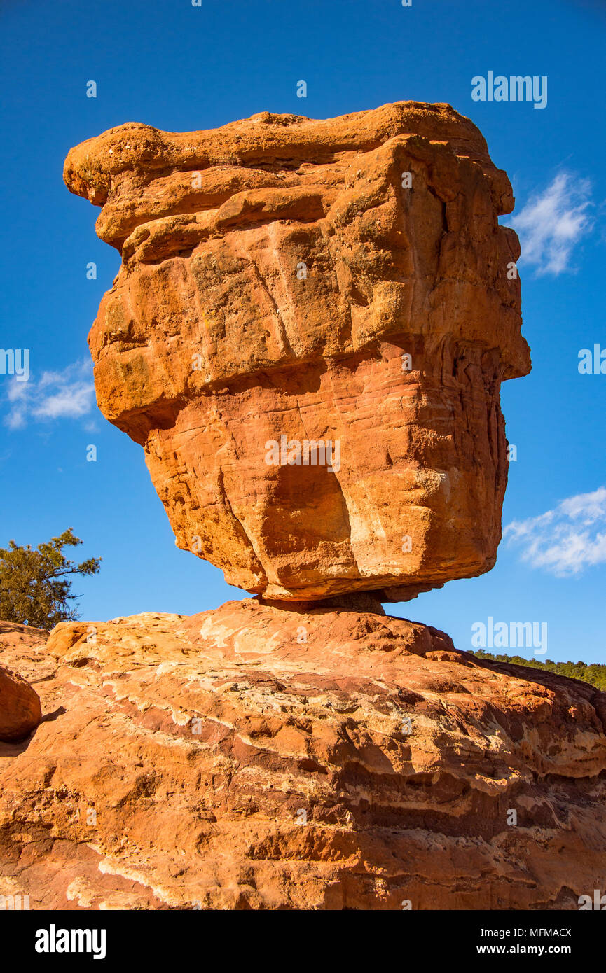 Roccia equilibrato presso il Giardino degli Dei in Colorado Springs, Colorado, STATI UNITI D'AMERICA Foto Stock