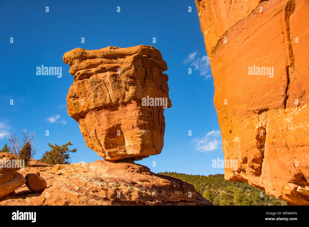 Roccia equilibrato presso il Giardino degli Dei in Colorado Springs, Colorado, STATI UNITI D'AMERICA Foto Stock