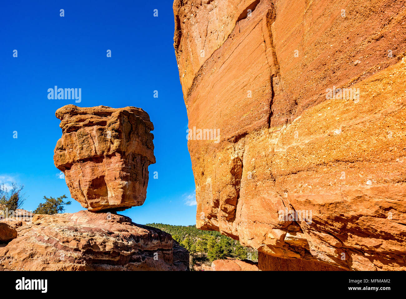 Roccia equilibrato presso il Giardino degli Dei in Colorado Springs, Colorado, STATI UNITI D'AMERICA Foto Stock