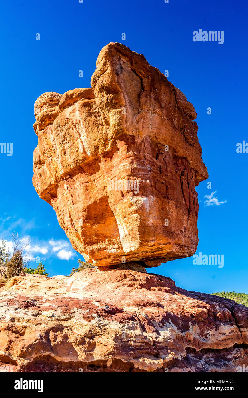 Roccia equilibrato presso il Giardino degli Dei in Colorado Springs, Colorado, STATI UNITI D'AMERICA Foto Stock
