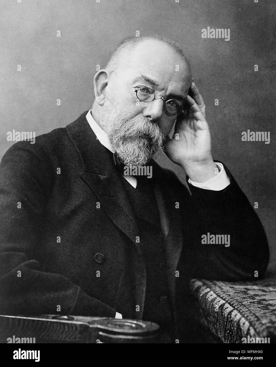 ROBERT Koch (1843-1910) medico tedesco e microbiologo circa 1907 quando ha ricevuto il Premio Nobel per la medicina. Foto Stock