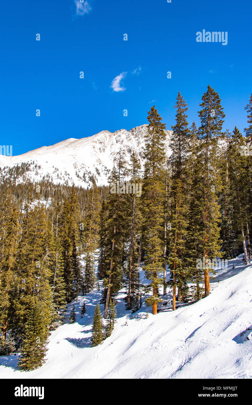 Arapahoe Basin coperto di neve in Colorado, Stati Uniti Foto Stock