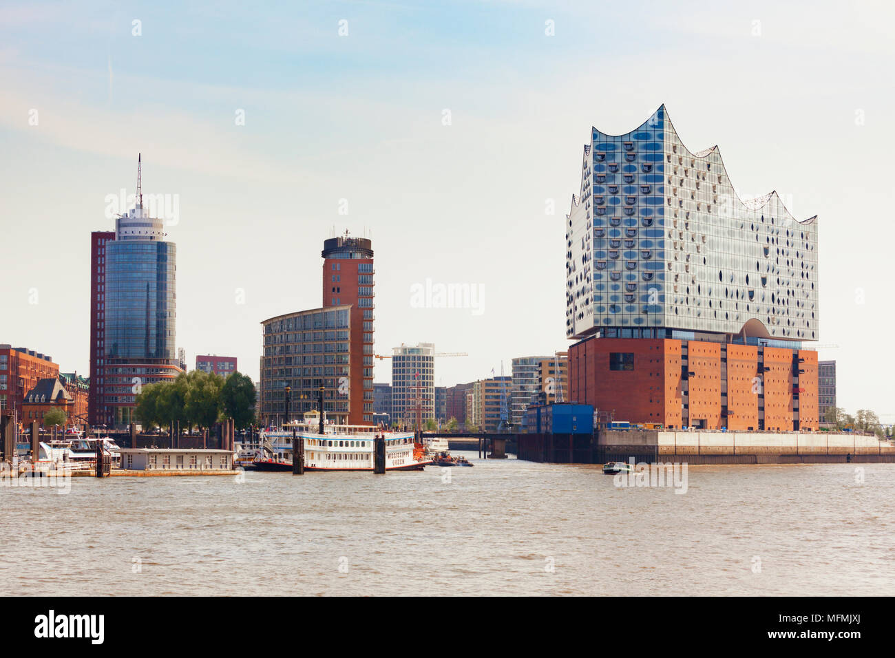 Vista occidentale di HafenCity trimestre con il nuovo Elbe Philharmonic Hall costruito sulla sommità di un vecchio magazzino. Foto Stock
