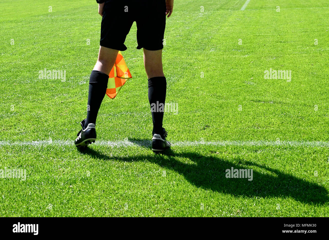 Dettaglio di un assistente arbitro sul contorno con ombra. Foto Stock