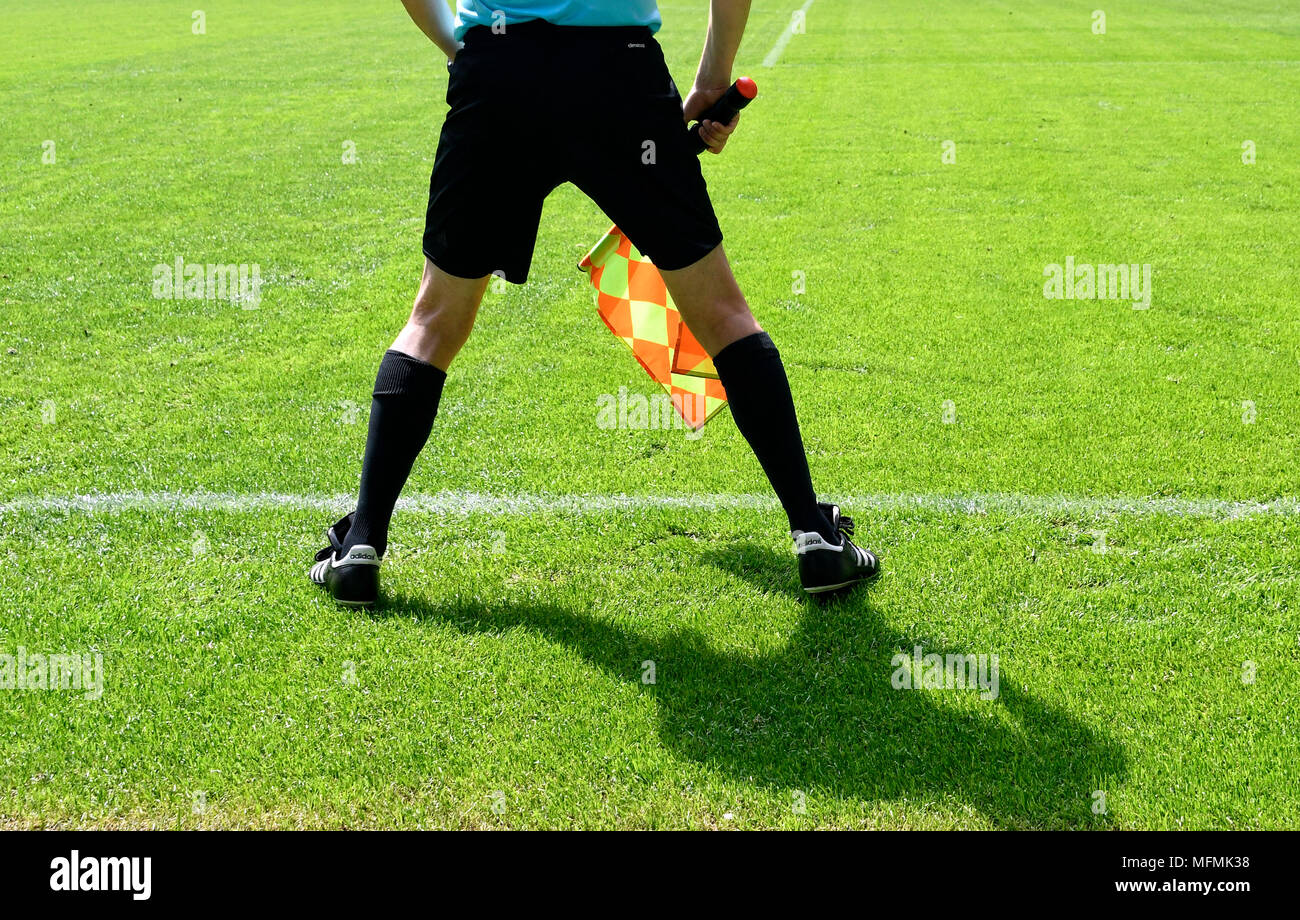 Dettaglio di un assistente arbitro sul contorno con ombra. Foto Stock