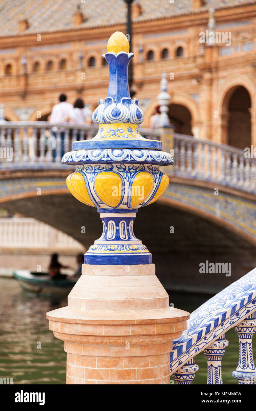 Dettaglio delle colorate ceramiche artistiche a Plaza de Espana, Siviglia, Spagna Foto Stock