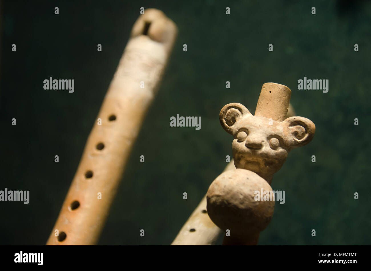 Maschera artigianale con la forma di un volto con ornamenti incisi Foto Stock