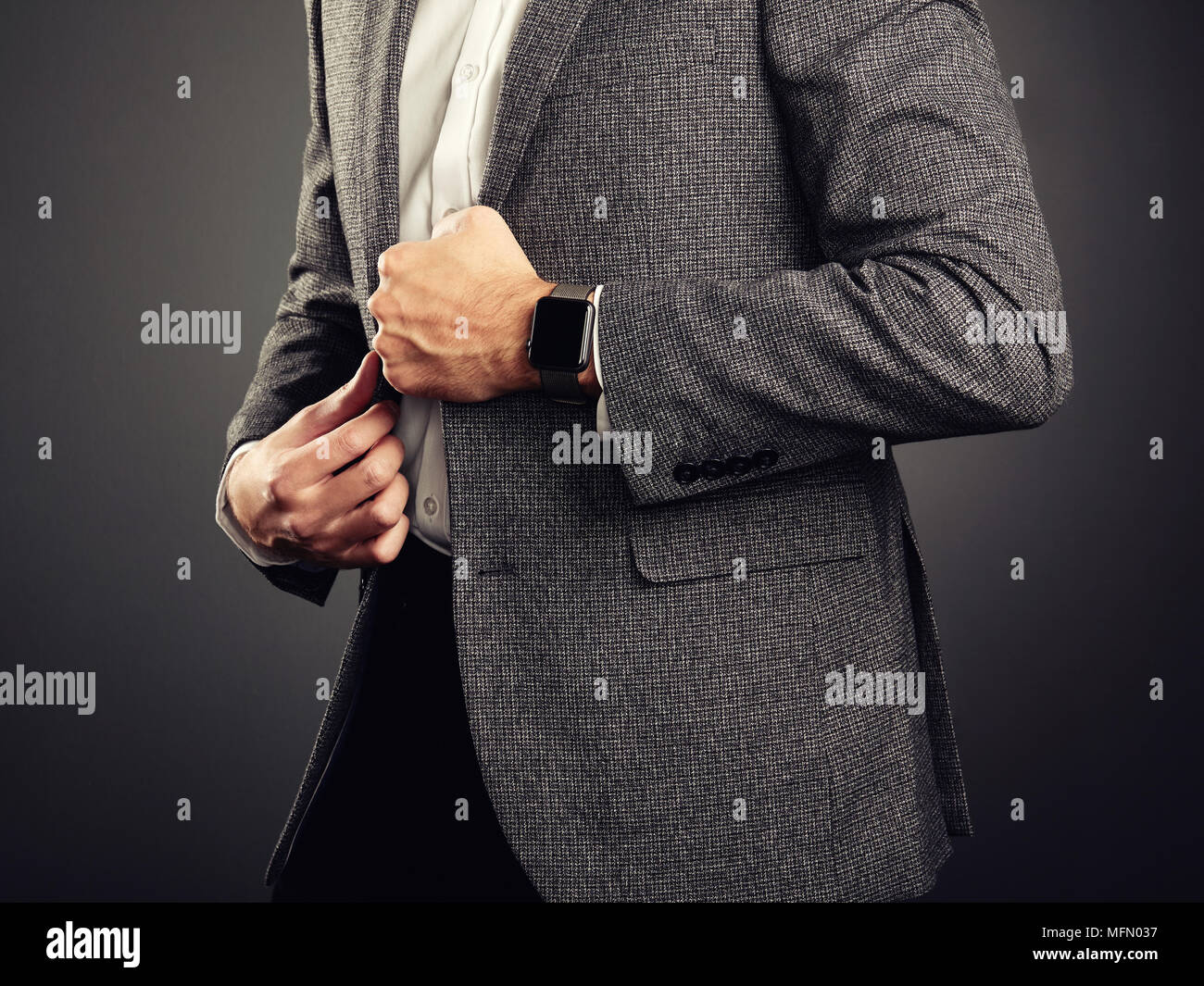 Bel giovane in Business Suit. Uno stile informale e gadget elettronici. Smart Watch, stile Business Foto Stock