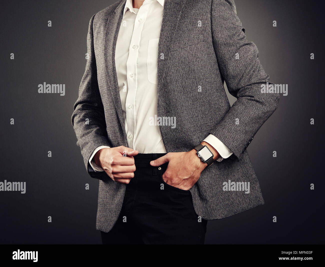Bel giovane in Business Suit. Uno stile informale e gadget elettronici. Smart Watch, stile Business Foto Stock