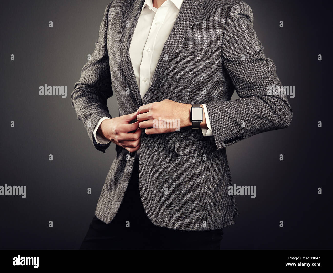 Bel giovane in Business Suit. Uno stile informale e gadget elettronici. Smart Watch, stile Business Foto Stock