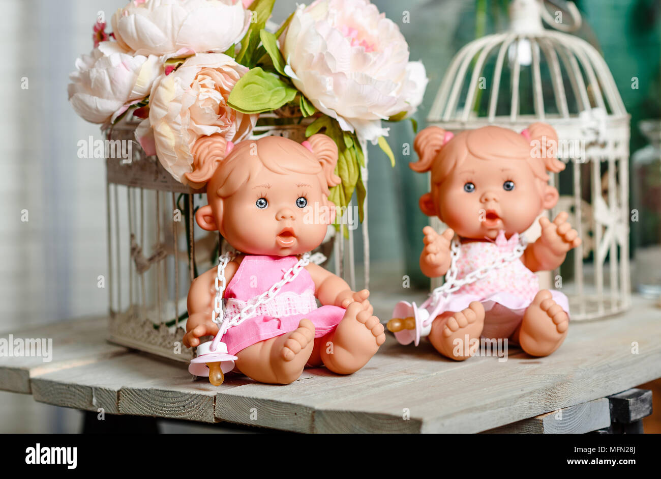 Bella ragazza bambola con fiori, ghirlanda floreale, bouquet, legato archi, butterly e bagliori. Foto Stock