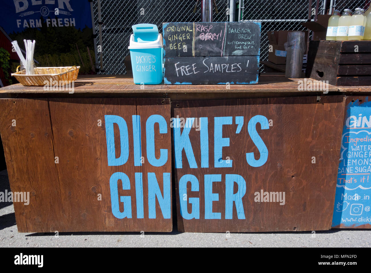 Dickie di zenzero, un venditore di realizzato localmente birra allo zenzero,presso il Vancouver mercato agricolo in aprile 2018. Foto Stock