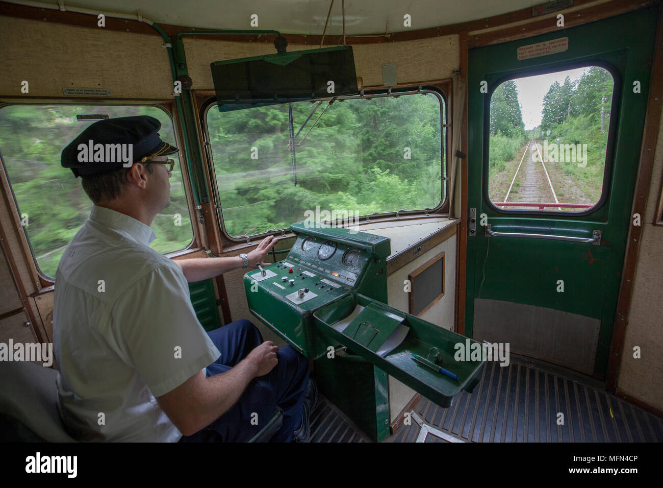 Il treno driver esegue la rampa bus, Håverud, Dalsland, Svezia. Foto Stock