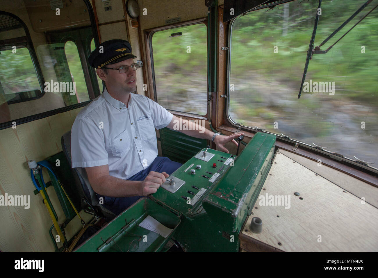 Il treno driver esegue la rampa bus, Håverud, Dalsland, Svezia. Foto Stock