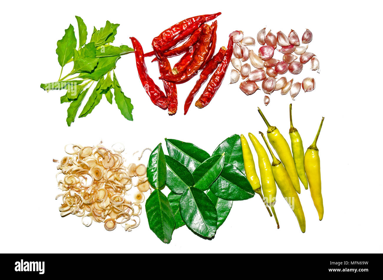 Gruppo di ingredienti di condimento e sulla parte superiore della tavola, Tailandese ingredienti speziati con peperoncino e aglio, citronella Foto Stock