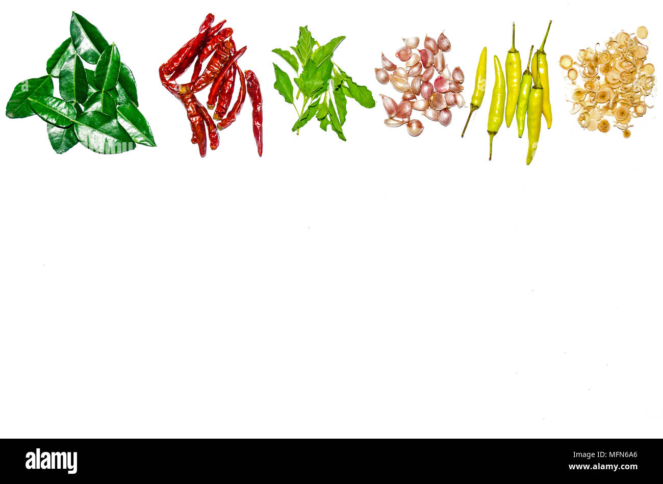Gruppo di ingredienti di condimento e sulla parte superiore della tavola, Tailandese ingredienti speziati con peperoncino e aglio, citronella Foto Stock