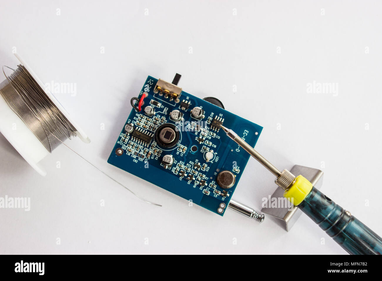 La saldatura di stagno di componentzs elettroniche sulla scheda a circuito stampato. Foto Stock