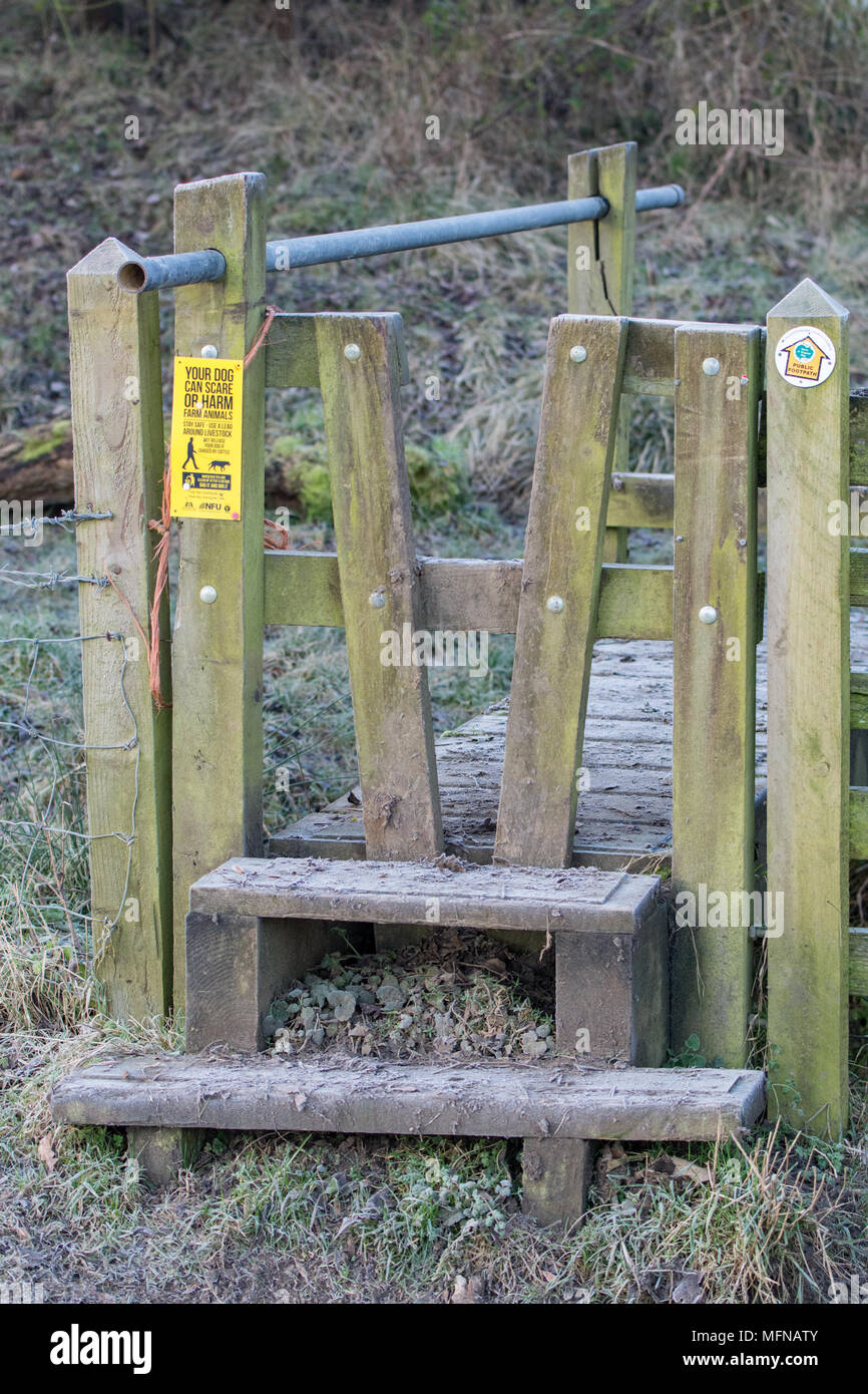 Passerella per escursionisti in Cotswolds su un gelido mattino Foto Stock