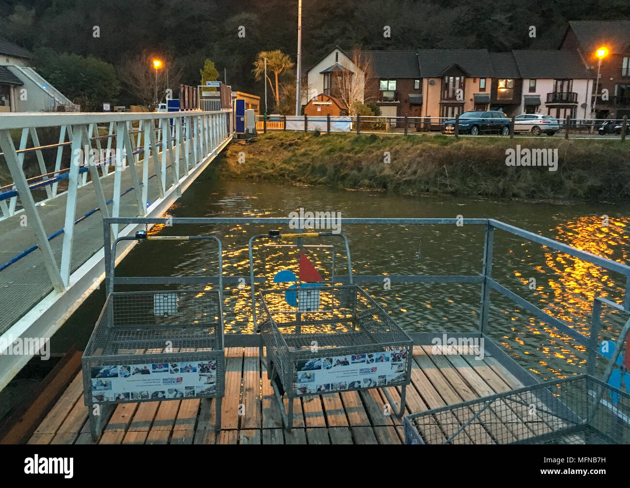 Ponte per galleggianti a Neyland Marina, bacino inferiore Foto Stock