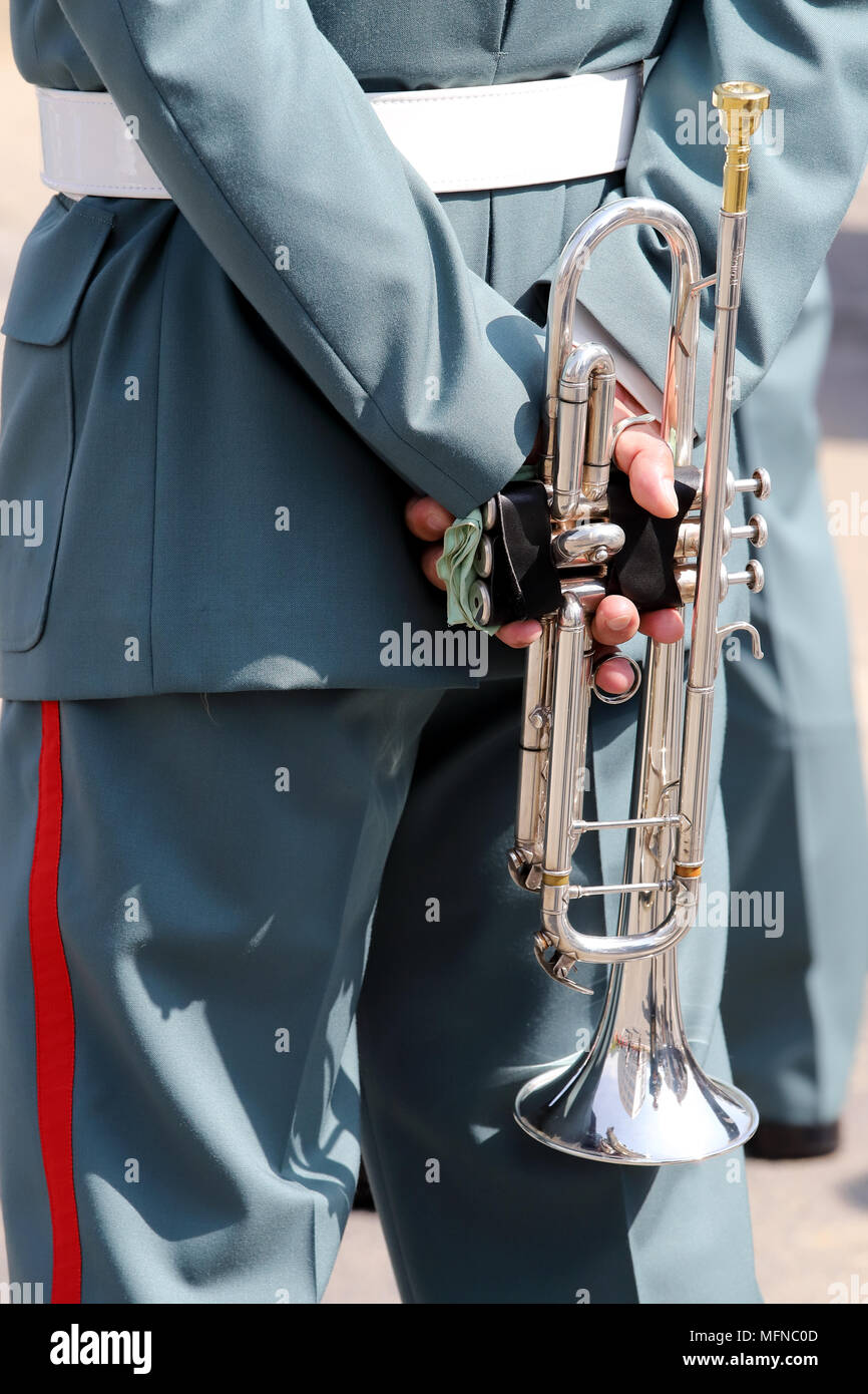 Giapponese musicista militare con la tromba dietro la schiena Foto Stock