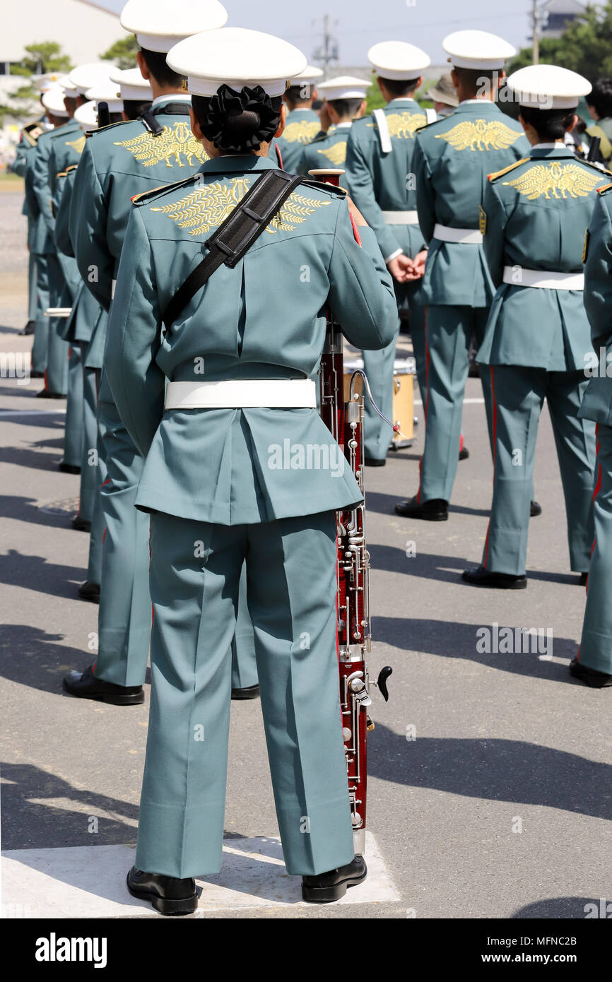 Giapponese musicista militare con il vento alle spalle dello strumento indietro Foto Stock