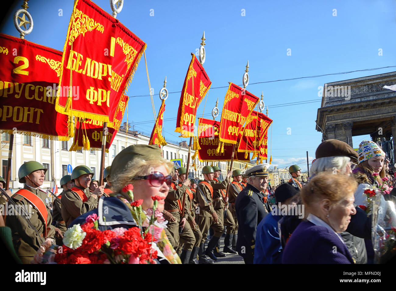La processione dei veterani della Seconda Guerra Mondiale sul giorno della vittoria Foto Stock
