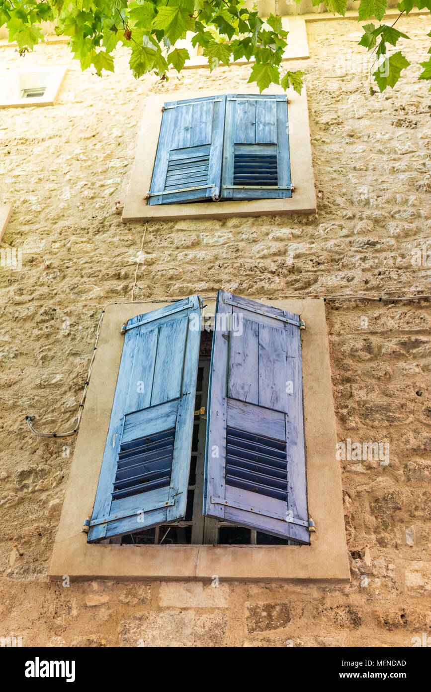 Tapparelle su una vecchia facciata della casa in Provenza, Francia Foto Stock