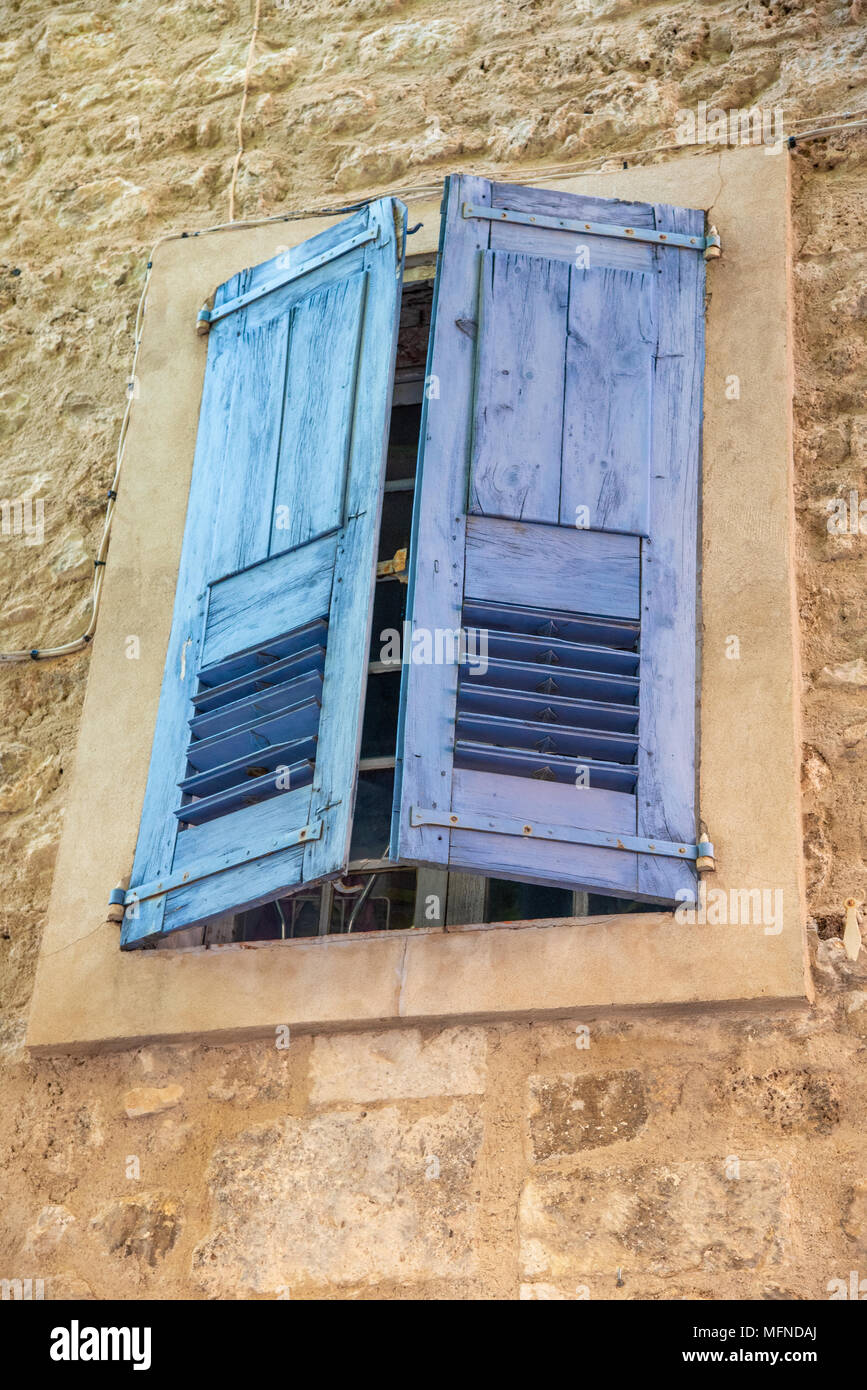 Tapparelle su una vecchia facciata della casa in Provenza, Francia Foto Stock
