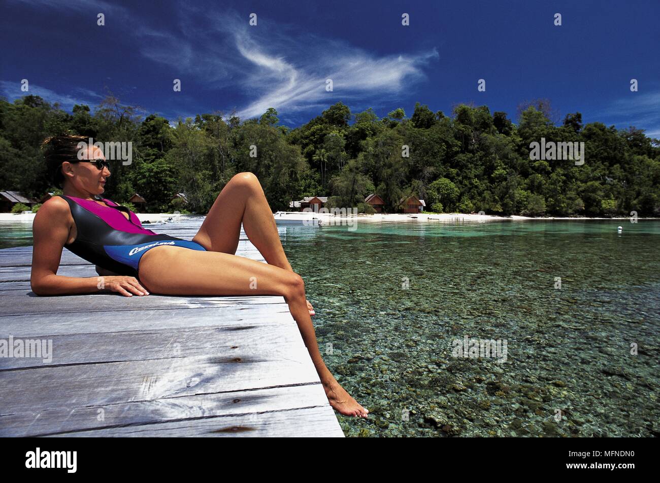 Spiaggia tropicale ed esclusiva dive resort sull isola di Walea, Togian arcipelago, Tomini golfo, Sulawesi centrali, Indonesia data: 19.07.2006 Ref: B377  Foto Stock