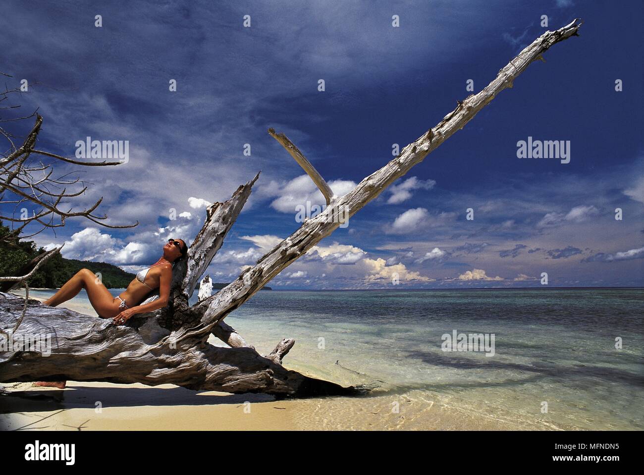 La spiaggia incontaminata panorama sulla isola di Walea, Togian arcipelago, Tomini golfo, Sulawesi centrali, Indonesia data: 19.07.2006 Ref: B377 095549 0008 COMP Foto Stock