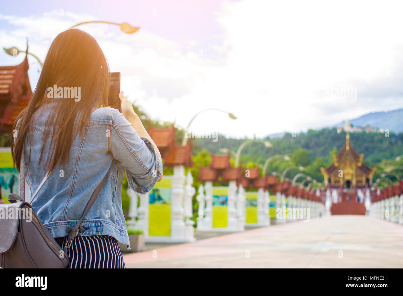 Turista femminile prendendo foto del tempio buddista a Chiangmai, Thailandia con mobile smart phone Foto Stock