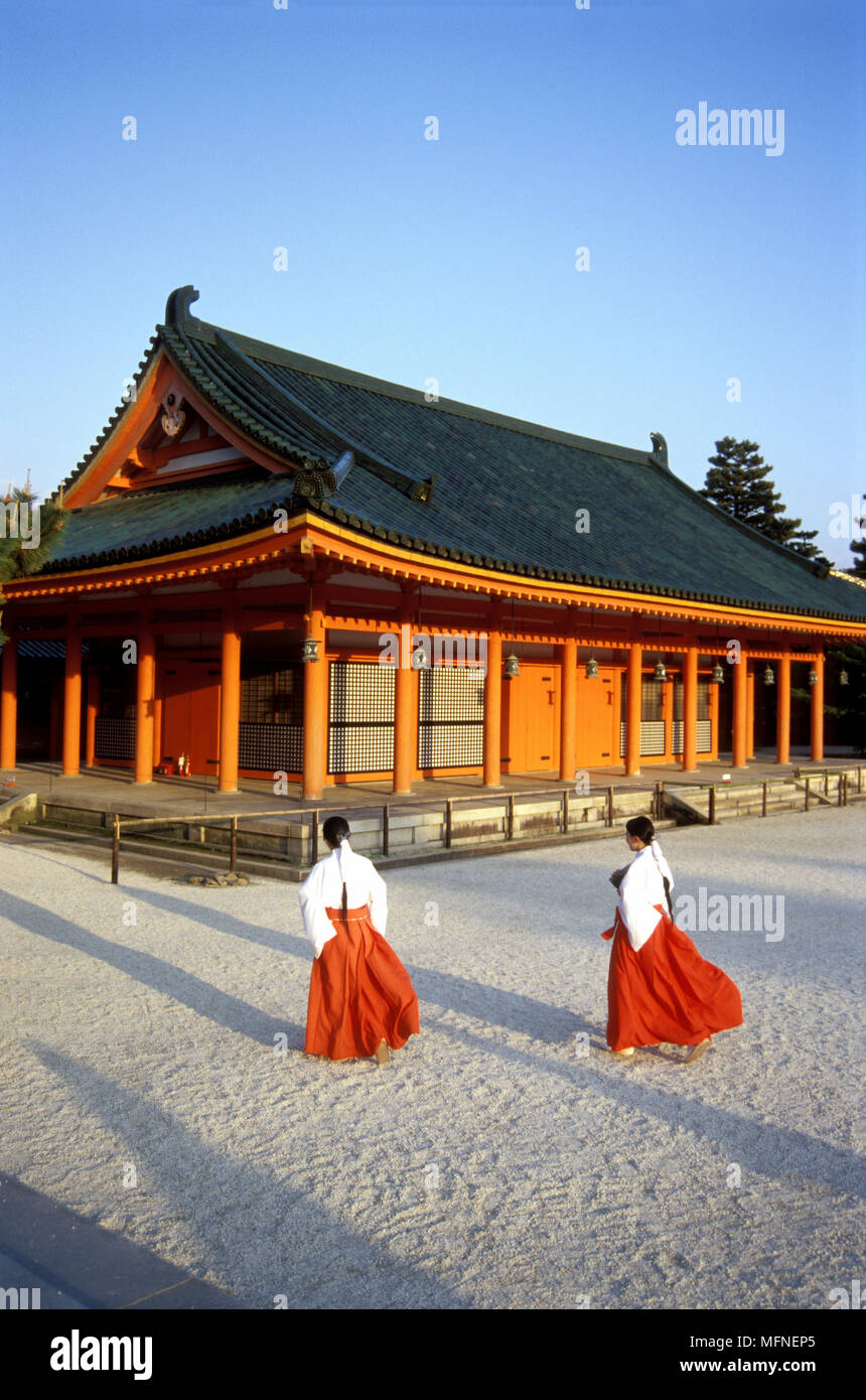 Angolo di alta vista di due donne in cammino verso un Santuario Heian Jingu, Kyoto City, prefettura di Kyoto, Giappone Ref: CRB247_10007_065 obbligatorio Foto Stock