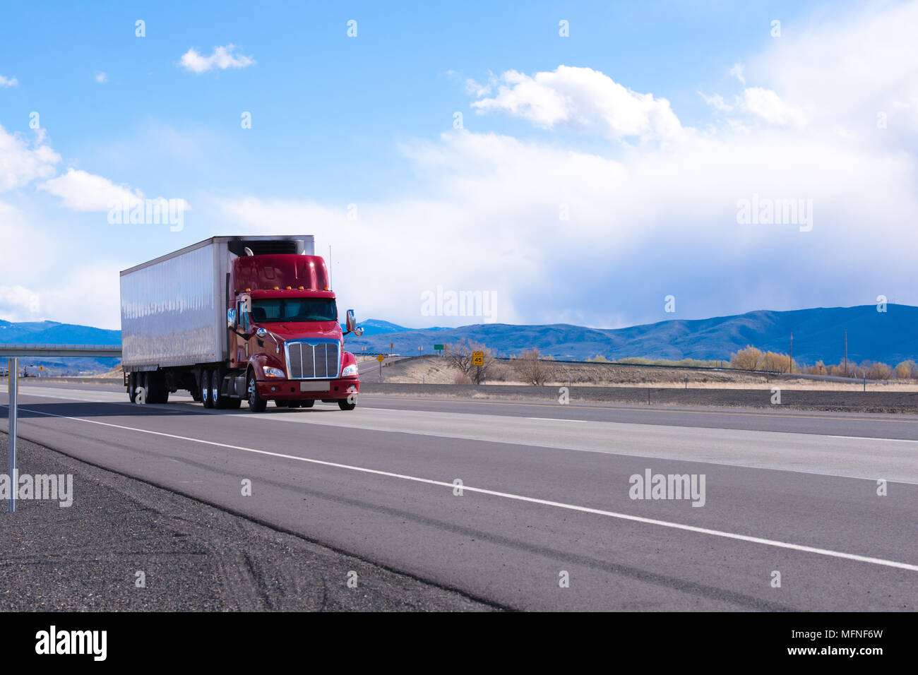Big Rig American cofano motore potente rosso semi camion refrigerati con semi rimorchio con unità refrigerante per il raffreddamento del rimorchio di spazio interno trasporta co Foto Stock