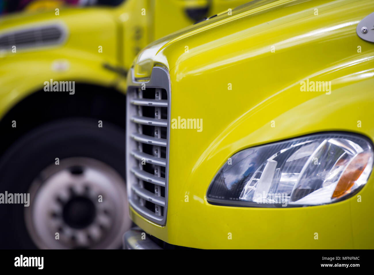 Piccolo giallo semi camion con rimorchio della scatola e unità di refrigerazione per il rilascio locale di raffreddata stand alimentari per norme di sicurezza effettuare permanente al immagazzinamento Foto Stock
