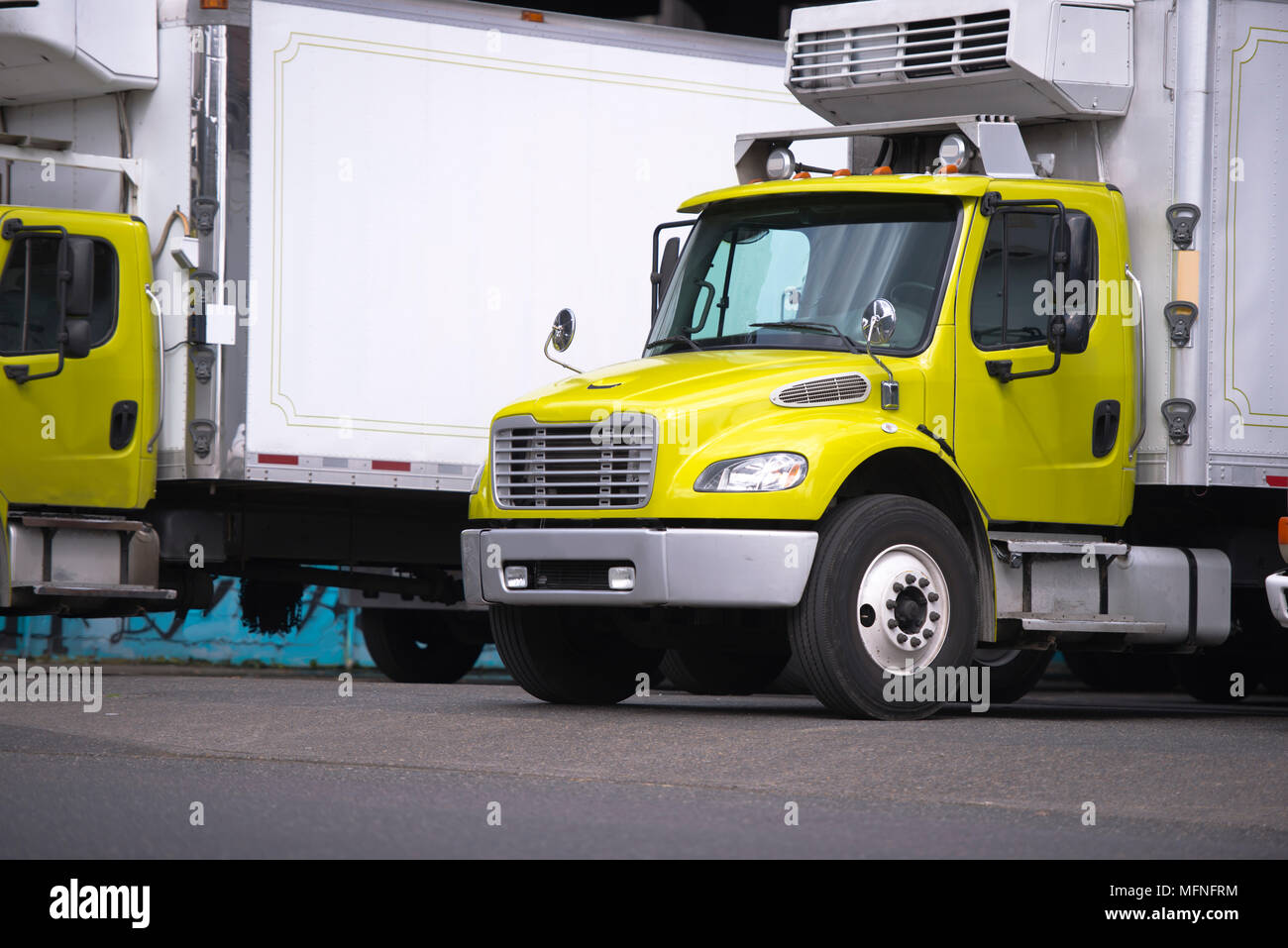 Piccoli semi camion con rimorchio della scatola e unità di refrigerazione per il rilascio locale di raffreddata stand alimentari per norme di sicurezza effettuare permanente al Magazzino Darsena Foto Stock