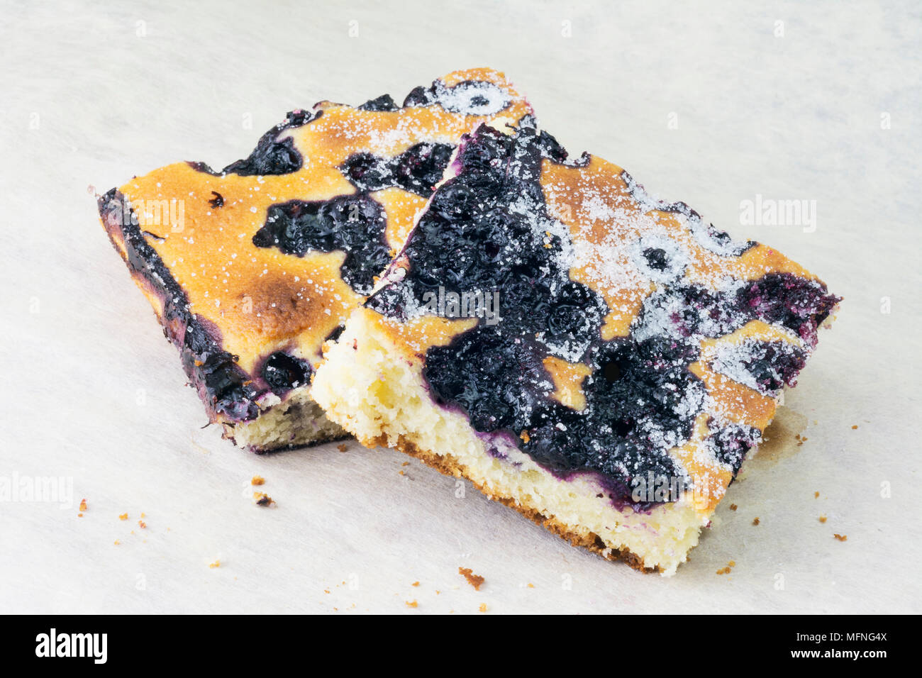 Due fette di torta finlandese di mirtillo fatta in casa Foto Stock